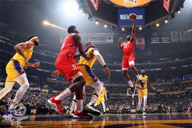 紧紧围绕着 紧紧围绕着